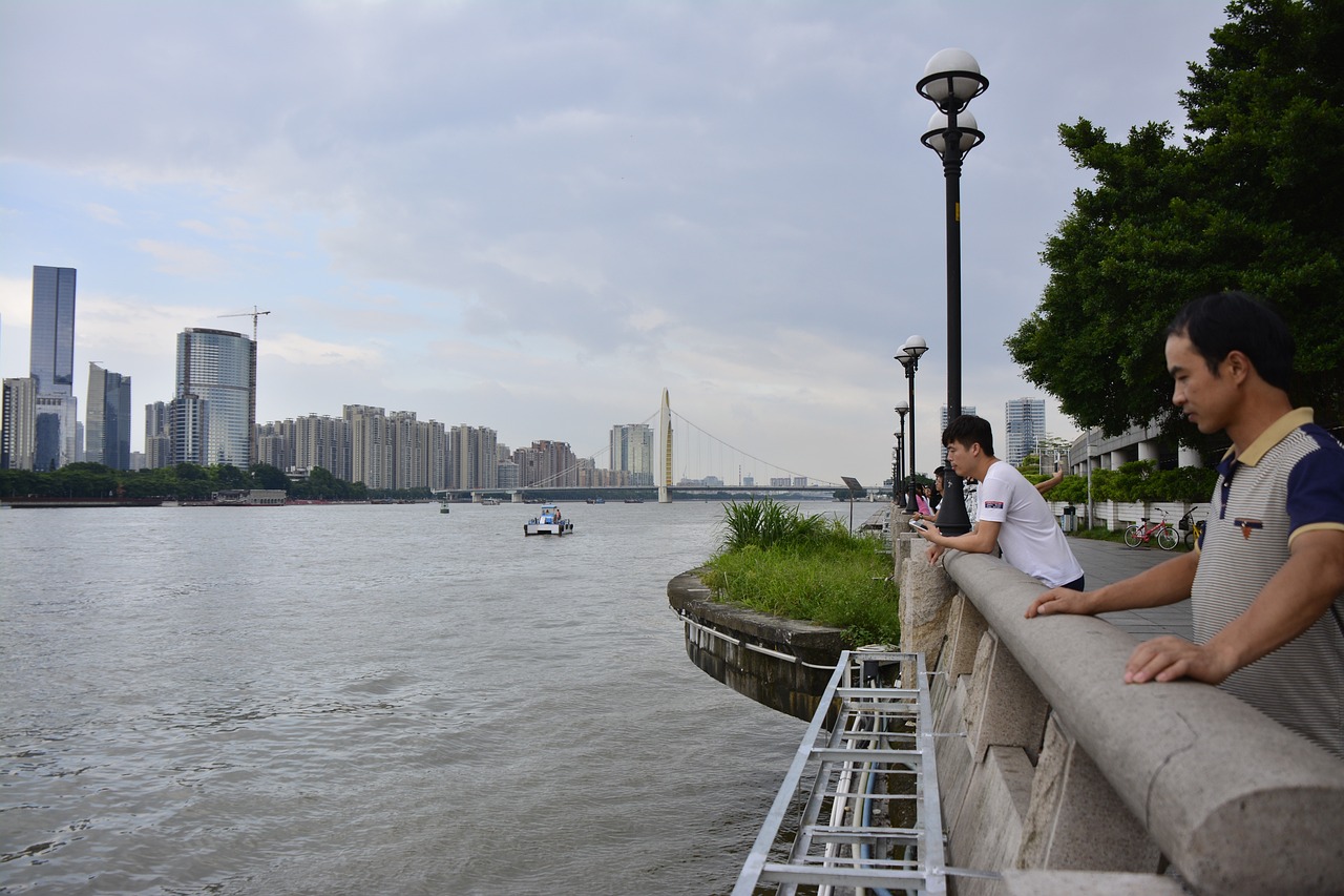 川渝地区一直以来都是中国的重要经济、文化和旅游中心，以其独特的地理、历史和文化风貌吸引着无数人的目光。然而，近期川渝地区出现了一股出伏现象，引起了广泛关注。所谓出伏，指的是川渝地区的人们纷纷离开家乡，前往其他城市或国家寻求更好的发展机会。这种现象引发了人们的思考，怎么没人通知川渝出伏呢？